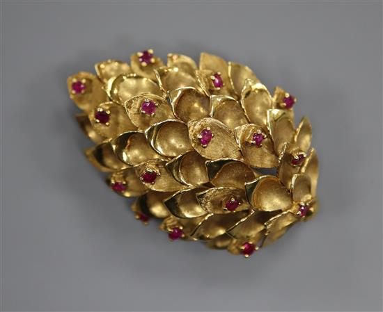 An Italian 18k yellow metal and ruby set stylised leaf brooch, 41mm,.